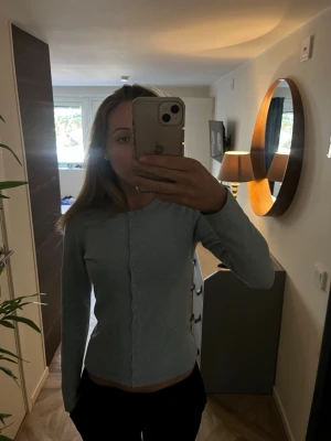 Ljusblå kofta  - Söt och lätt ljusblå kofta, perfekt till sommaren! 