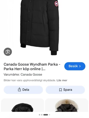Svart Wyndham Parka från Canada Goose - Säljer en svart Wyndham Parka från Canada Goose med klassisk patch på ärmen. Jackan har rak passform, dolda fickor framtill och ribbade muddar vid ärmsluten. Perfekt för kalla dagar och tillverkad i slitstarkt material med dunfyllning.