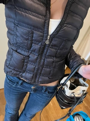 Moncler jacka - Snygg marinblå moncler jacka, perfekt nu i vår. Äldre modell. Skulle säga att den passar xs och s❣️