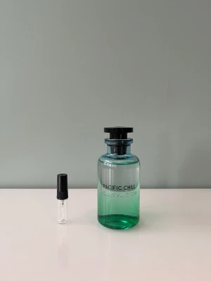 1 ml sample/doftprov av Louis Vuitton Pacific Chill - Ett sample på 1 ml av Louis Vuitton Pacific Chill. Det är en tropisk parfym som passar perfekt till sommaren. Våra samples är helt nya och är gjorda av glas så dom är i mycket bra skick. Det är fritt fram att skriva till oss om ni har några frågor.