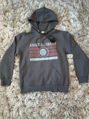 Saint laurent hoodie - Säljer denna feta saint Laurent hoodien i helt nytt skick. Storlek M, passar dig som är runt 180. Prislappen sitter kvar! Hör av er vid minsta lilla‼️🤗