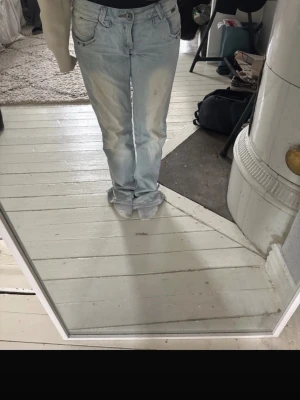 Ljusblå bootcut Low Rise jeans - Köpte det från vinted men de va lite stora🫰
