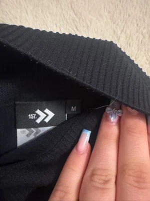 Svarta ribbade bootcut leggings M - Säljer ett par svarta ribbade leggings i storlek M. De har bootcut-modell med utsvängda ben och hög midja. Perfekta för en chill och trendig look. Materialet är stretchigt och bekvämt, vilket gör dem lätta att röra sig i. HAR TVÅ STORLEKAR EN I ”M” OCH I ”S”!!!!!