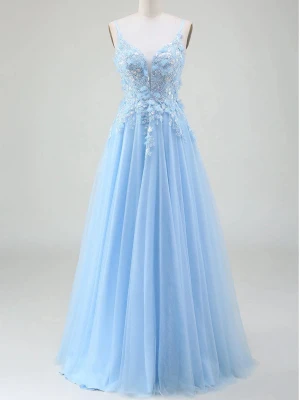 Ljusblå balklänning - Säljer nu en av balklänningarna jag köpte hem som aldrig kom till användning. Superfin ljusblå färg med spets detaljer. Finns en dragkedja i ryggen samt snörning. Köpte på Zapaka för 2800kr, klänningen är aldrig använda. Står i den storlek 8 vilket motsvarar ungefär EU38, mindre i storlek. Skriv bara om några frågor finns!🥰