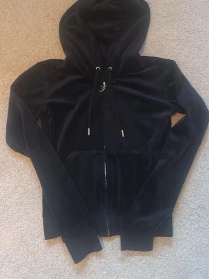 Mörkblå Juicy Couture hoodie  - En mörkblå mjuk och härlig tröja som passar perfekt till skolan, träffa vänner eller bara vara hemma och titta på tv. Den är som ny och har inte används mycket. 