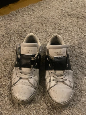 Valentino skor  - Säljer mina väldigt fina valentino skor! Dem är väl använda och har en del skador som visas på bilderna men annars väldigt fina skor som fortfarande funkar💞