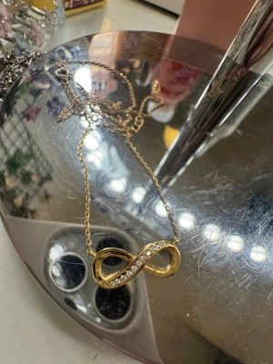 Guldplatterat halsband med oändlighetsymbol - Kedjan är tunn och elegant, perfekt för att lyfta vilken outfit som helst. Säljer då jag inte längre använder guld.
