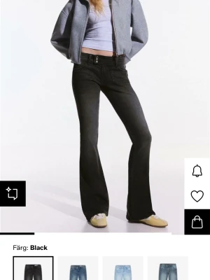 Svarta bootcut jeans från bershka  - Snygga svarta bootcut jeans från bershka med låg midja och utsvängda ben. Jeansen har klassiska fem fickor och stängs med dragkedja och knapp. Perfekta för en trendig och avslappnad look.