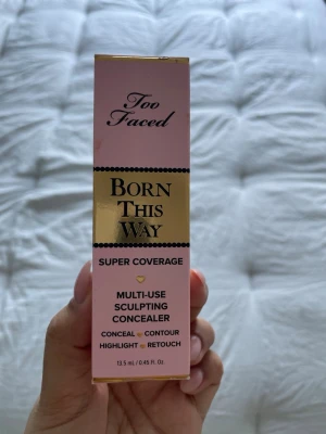 Too Faced Born This Way Concealer - I färgen warm sand. Öppnad och testad endast en gång, säljer då det inye var rätt färg. 