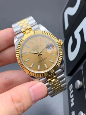 Rolx Datejust guld och silver klocka - Snygg Rolx Datejust med tvåfärgad länk i guld och silver. Klockan har en guldfärgad urtavla, datumvisning och räfflad bezel. Klassisk och tidlös design med tydliga index och robust metallarmband.