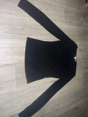 Svart långärmad topp med drapering - Svart långärmad tröja tunnt och skönt material perfekt för att ha på mer ”festliga” tillfällen använd 1 gång🥰