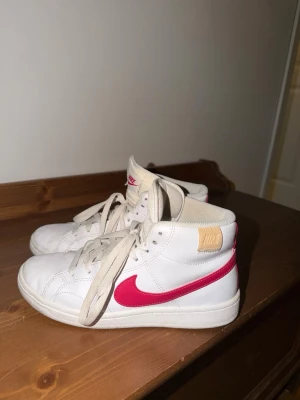 Nike vita high top sneakers med röd swoosh - Nike skor i storlek 36.