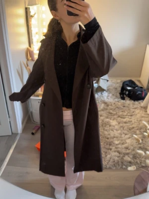Brun trenchcoat från Stradivarius  - Snygg brun trenchcoat från Stradivarius som är helt oanvänd med pris lapp kvar som jag köpte i Berlin