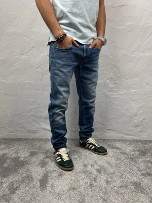 Replay jeans  - Ett par riktigt snygga jeans från Replay i storlek W32 L32 i modellen Anbbas 