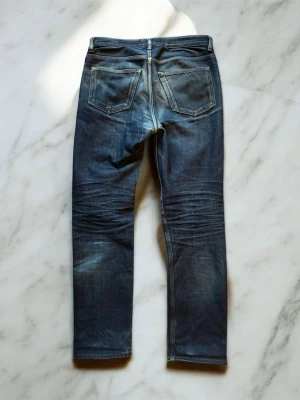 Blå raka jeans från Acne Studios - Säljer ett par riktigt schyssta acne, studios jeans i en rak passform i storlek 28 / 32, men jag skulle säga att de passar W29 också. Hör av dig vid fundering och jag fraktar alltid inom 24 timmar! Enda defekt är ett litet hål i skrevet som är lätt fixat, se bild.  Pris kan diskuteras vid snabb affär☺️