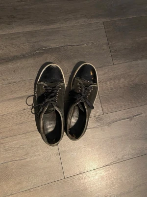Svarta Lanvins med vita sulor - Säljer ett par svarta lanvins, storlek 42 men passar även dig som har 43 då UK storlekar är lite större i storlek. Endast skorna ingår. Skriv vid intresse 