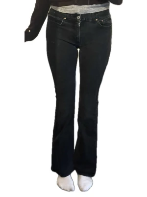 Bootcut jeans - Bootcutjeans från gina tricot i washed black