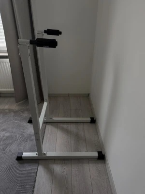 Vit dipsställning för hemmaträning - Säljer en stabil vit dipsställning från KAYOBA med svarta handtag i skumgummi. Perfekta för styrketräning hemma, t.ex. dips, L-sit och andra kroppsviktsövningar. Tillverkade i metall med rejäla gummifötter för bra grepp.