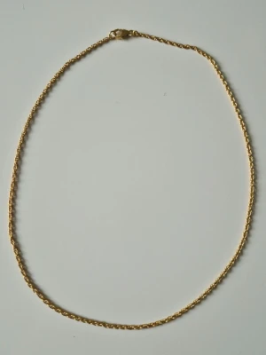 Guldigt halsband från Safira - Taggen är borta men kommer därifrån. Guldpläterat så tål vatten.