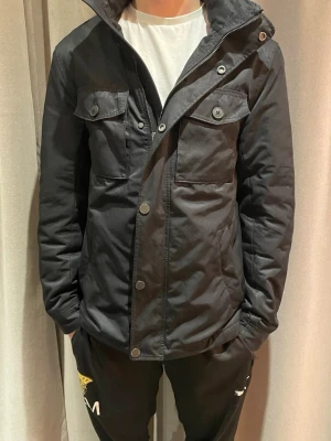 Field jacket  - Tja! Säljer denna sjukt snygga Field jacket perfekt till sommaren. Nypris ligger runt 1500 men säljer nu för ändast 649kr. Skick 9/10 utan några defekter. Hör gärna av er vid minsta lilla fundering. 