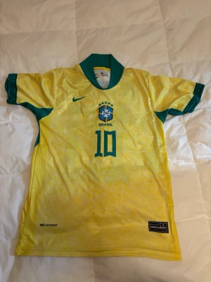 Brasilien Neymar Jr tröja - Storlek S väldigt skön till ett lågt pris!😃🌟