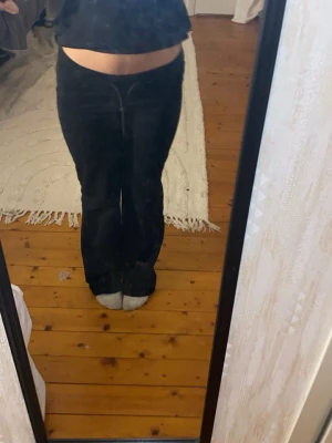 Svarta utsvängda mjukisbyxor - Byxor från lager jag är 162 och dom är lite för långe men det funkar storlek xs
