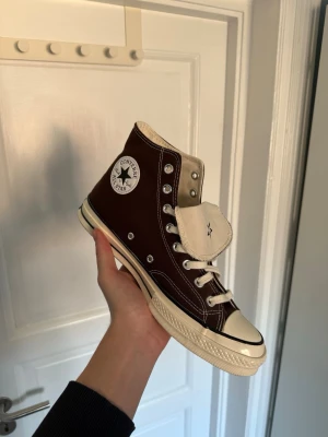 Bruna Converse Chuck Taylor Highs - Klassiska converse chucks. Skorna är sparsamt använda och sulan ser helt ny ut. Skickas i låda men inte orginallåda. Vid fler frågor eller intresse för fler bilder är det bara att höra av sig🤠