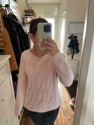 Ljusrosa stickad tröja med mönster - Ljusrosa stickad tröja😊💗