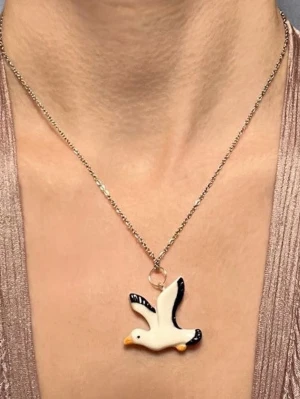 Mås Halsband Fiskmås  - 10% av detta köpet skänker jag till Shimmer of Hope Sanctuary, som hjälper måsar i Storbritannien.   Så fint halsband med en berlock i form av en mås! Berlocken är ca 3 x 2,5 cm. Trädd på kedja i silverimitation, justerbar 40-45 cm. Visa din kärlek till dessa underbara fåglar med detta halsbandet! 