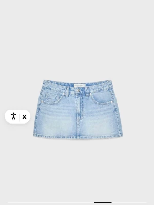 Helt ny Stradivaius D62 jeanskjol  - Helt ny jeanskjol från stradivarius i D62 modellen med lappen kvar. Kjolen har inbyggda shorts. På mina bilder har jag på mig storlek 32 i samma kjol, storleken jag behöll. 