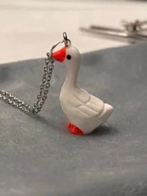 Halsband Gås Smycke  - Vem vill inte ha ett halsband med en fin gås! Berlocken är ca 2,5 cm hög och trädd på en kedja i silverimitation, justerbar 40-45 cm. 