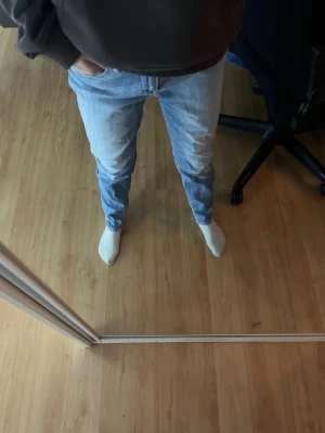 Replay jeans  - Ljusblåa Replay jeans. Vid jeansens benslut så finns det dragkedja. Midja 36cm, längd 96cm. JAG SKICKAR EJ FLER BILDER NÄR JAG BÄR JEANSEN! för bättre inblick i passformen rekommenderar jag att googla på modellnamnet. För storleksguide kolla måtten noggrant då jeansen alltid kan vara uppsydda heller krympta och jag ej tar emot returer :) s6,2