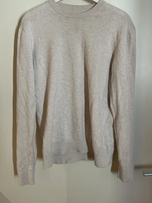 Ljusbeige stickad tröja These Glory Days - Säljer en stilren ljusbeige stickad tröja från These Glory Days i storlek medium. Tröjan har rund halsringning, långa ärmar och ribbade muddar vid ärmslut och nederkant. Perfekt basplagg för lager på lager och enkel att matcha.