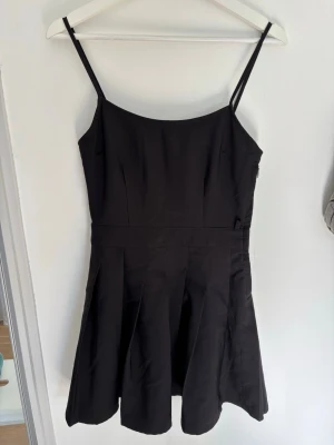 Svart kort klänning med smala axelband - Säljer pga för liten