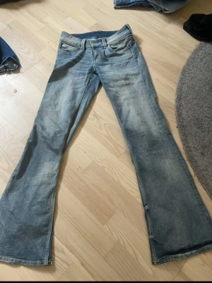 Cheap monday jeans  - Säljer domma fina Cheap monday jeans i storlek 29/32 32 är längden passar mig som är 166 och har storlek 36