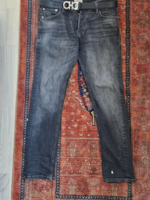 Grå slim fit jeans med tvättad look från Jack & Jones  - Snygga grå slim fit jeans med tvättad effekt och klassisk femficksdesign. Jeansen har svarta sömmar och metallknappar. Passformen är smal och benen är raka. Perfekta för en avslappnad och trendig stil. Helt nya jeans från Jack, köpte de från Websidan. Tyvärr de va för små för mig och  jag han inte lämna tillbaks de i tid. 