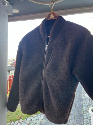 Teddy jacka  - Säljer en Teddy jacka som sitter som S skulle jag säga. Vet inte vart den är ifrån eftersom inga lappar är på. Färgen är svart brun typ men mest svart. 