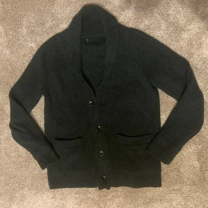 Tjock mörkgrön kofta - Snygg kofta i tjockare material, den är mörkgrön, dock syns inte det perfekt på bilden. Det finns inga defekter och koftan är i näst intill nyskick. Storlek: S. Skick: 9/10