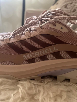 Nya  sneakers från Merrell - Nya  Merrell sneakers (stl 40) i en väldigt fin och harmonisk färg. Den här nyansen är lugn, elegant och lätt att kombinera passar lika bra till jeans, träningskläder eller en mer avslappnad stil 🤍  ✔️ Använda endast för prov  ✔️ Lätta, bekväma och med bra grepp (Vibram-sula) ✔️ Perfekta för promenader och vardag  Nypris: 1700 kr 💸 Säljes för: 1400 kr  Ett riktigt fint par skor som tyvärr inte kom till användning 🌿