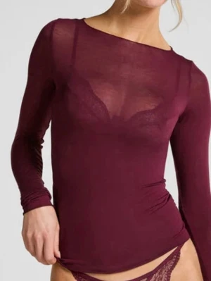 Vinröd topp - Säljer en vinröd mesh topp med lång ärm och rund halsringning. Slutsåld! Helt oanvänd, med prislapp kvar.