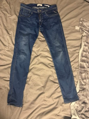 Blå straight/skinny jeans från Replay - Säljer mina mörkblåa replay jeans som jag använt 3 gånger så dem är i helt nyskick. Längd 34, midja 32, de är i stretchigt lent material. Säljer då dem sitter lite för tajt på mig för min smak är 185 men de är smaksak så passar dig mellan 178-185cm nypris: 2200 kr 