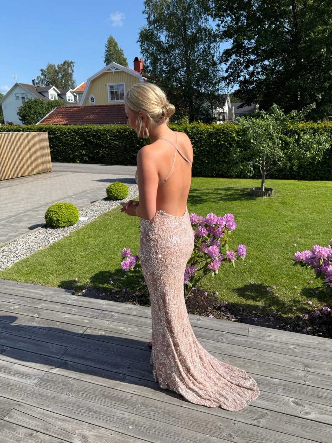 Champagnefärgad långklänning med öppen rygg