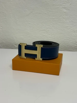 Herme's Bälte (Vändbar) - Helt nytt aldrig använd. Storlek 110cm. Endast bälte Navy och Svart 