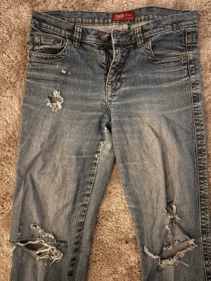 Bootcut jeans blå - Blåa bootcut jeans köpta secondhand, storlek S/M skit snygga, säljs för 150 pris kan diskuteras 