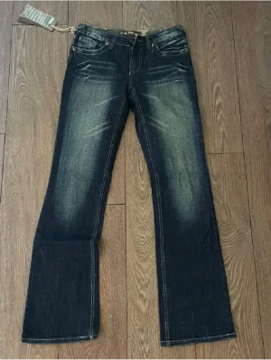Low rise  - Low rise jeans, lappar kvar! Midjemått: 36 cm tvärs över, innerbenslängd: 78 cm