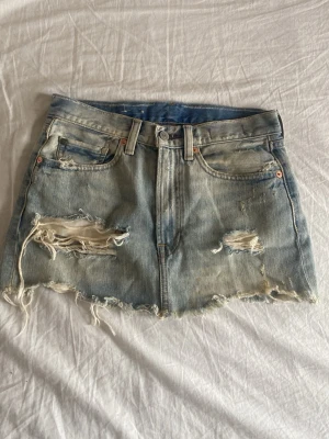 jeanskjol Low waist (pris kan diskuteras lite) - Vintage denimkjol från Denim & Supply Ralph Lauren 💙  Low waist modell med snyggt sliten look och rå kant. Bra använd skick – slitningar är en del av stilen.  Storlek: 25 💌