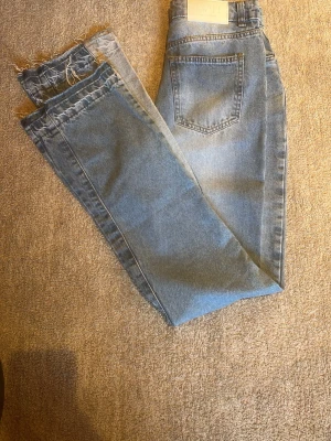 Blå raka jeans från BoohooMAN - Säljer ett par slim flared jeans från bohooman