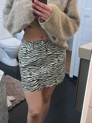 Zebra randig NAKD kjol  - Supersnygg jeanskjol från Nakd. Storlek S, inga defekter.  