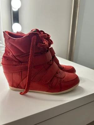 Röda klack-sneakers - Lite slitage i lädret men aldrig använda av mig. Liknar isabelmarant