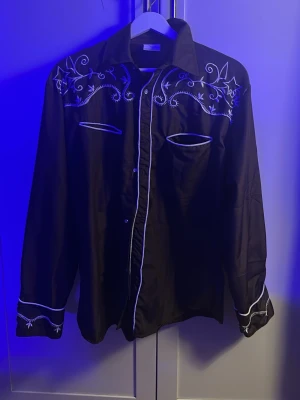 Buttericks cowboy skjorta - Användes en gång men har fastnat i garderoben, är riktigt frän i passande tillfällen eller om man bara gillar looken.